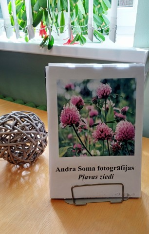 Izstāde -Pļavu ziedi bibliotēkā!